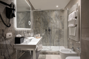 Document: [Bagno 2 Hotel St. Martin - Roma OMNIA hotels.JPG]